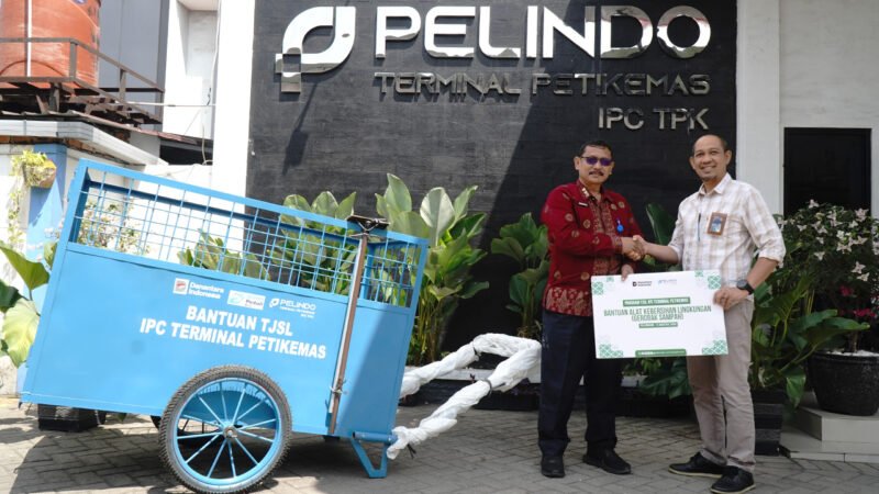 IPC TPK Salurkan Gerobak Sampah untuk Warga Palembang