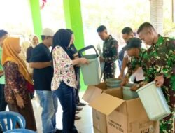 Tanamkan Budaya Peduli Lingkungan, Kodim 0813/Bojonegoro Bagikan Tempat Sampah kepada Warga Kesongo