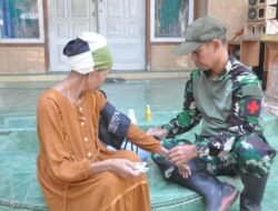 Layanan Kesehatan TMMD ke-129 Hadir, Personel Polkes Berikan Pemeriksaan dan Pengobatan Warga