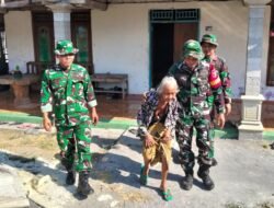 Mbah Kasidah Didampingi Babinsa Melihat Rumah Anaknya Dibedah, Bukti Kepedulian TMMD ke-129 Bojonegoro