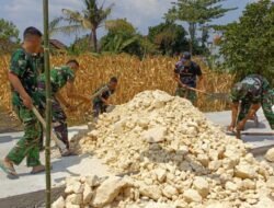 Tak Kenal Hari Libur, Satgas TMMD 129 Bojonegoro dan Warga Kebaskan Jalan Cor Desa Kesongo