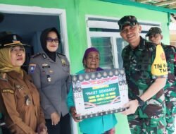 Air Mata Ibu Tuha Pecah Saat Rumahnya Ditinjau Tim Wasev TMMD ke-129 Lumajang