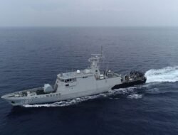 TNI AL Kerahkan 3 KRI Cari 5 Jurnalis di Anak Krakatau