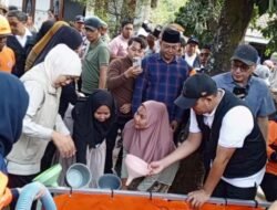 Khofifah Salurkan Air Bersih ke Warga Lumbang