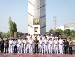 HUT ke-81 TNI AL, Kasdam V/Brawijaya Ziarah ke TMP 10 November
