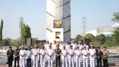 HUT ke-81 TNI AL, Kasdam V/Brawijaya Ziarah ke TMP 10 November