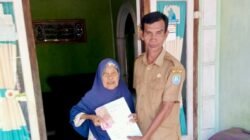 Pemdes Penyandingan Kaur Salurkan BLT Dana Desa kepada 9 KPM