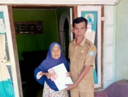 Pemdes Penyandingan Kaur Salurkan BLT Dana Desa kepada 9 KPM