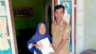 Pemdes Penyandingan Kaur Salurkan BLT Dana Desa kepada 9 KPM