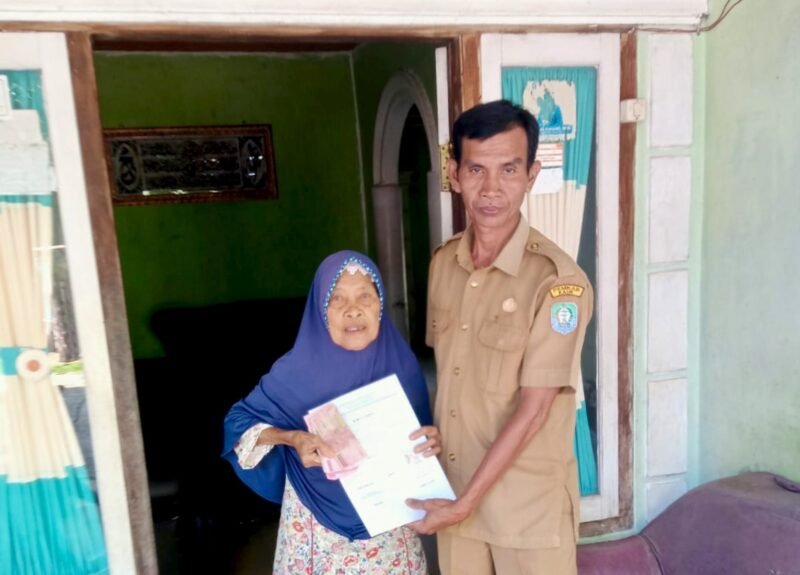 Pemdes Penyandingan Kaur Salurkan BLT Dana Desa kepada 9 KPM