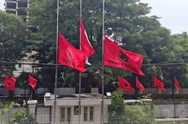 PDIP Kibarkan Bendera Setengah Tiang 7 Hari untuk Kenang Guruh Soekarnoputra