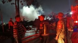 Anggota Polsek Krian Turun Tangani Kebakaran Warkop dan Tumpukan Palet