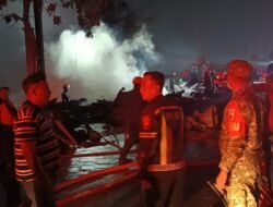 Anggota Polsek Krian Turun Tangani Kebakaran Warkop dan Tumpukan Palet
