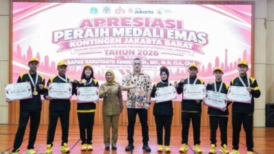 Kenneth Beri Bonus Atlet Jakbar Peraih Emas Popprov