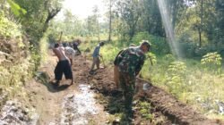 Wujudkan Akses yang Layak Bagi Masyarakat, Koramil Wonomerto Kerja Bakti Berupa Pelebaran Jalan