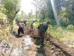 Wujudkan Akses yang Layak Bagi Masyarakat, Koramil Wonomerto Kerja Bakti Berupa Pelebaran Jalan