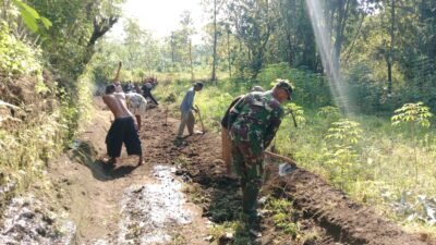 Wujudkan Akses yang Layak Bagi Masyarakat, Koramil Wonomerto Kerja Bakti Berupa Pelebaran Jalan