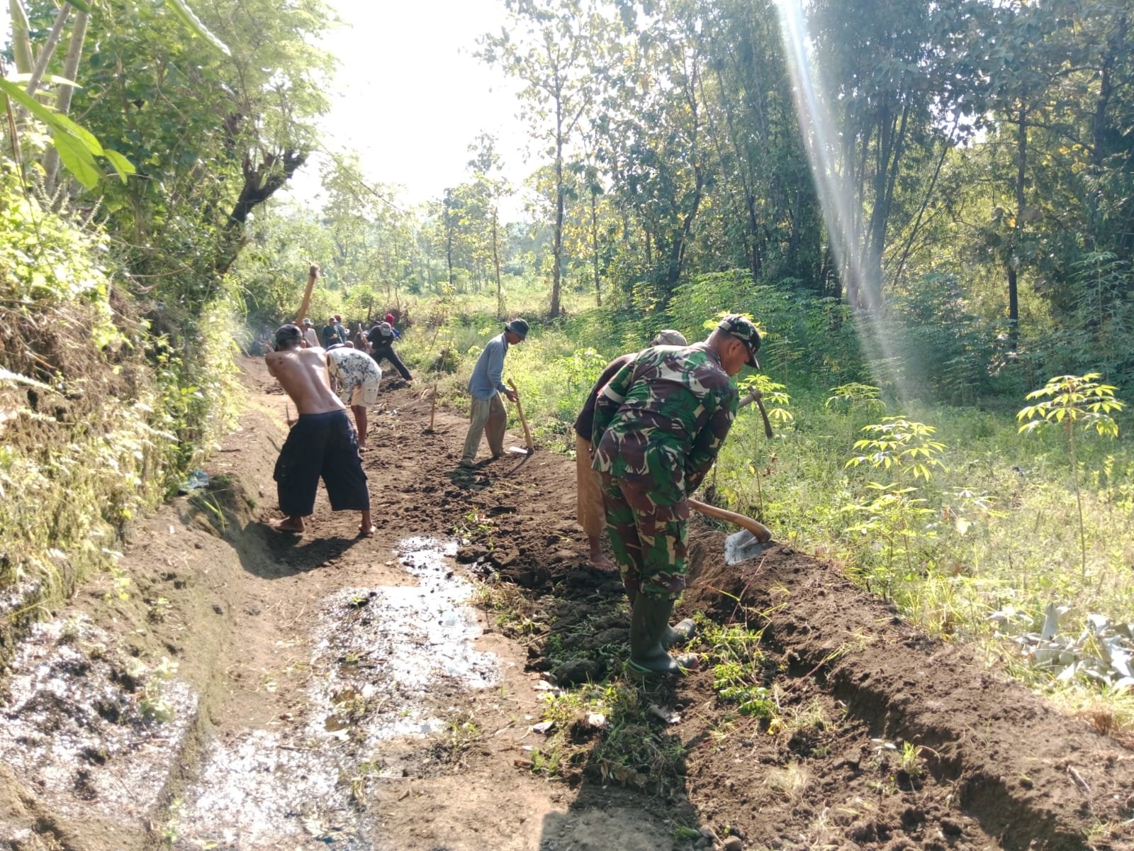 Wujudkan Akses yang Layak Bagi Masyarakat, Koramil Wonomerto Kerja Bakti Berupa Pelebaran Jalan