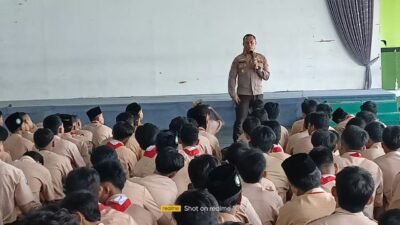 Cegah Kenakalan Remaja dan Bullying, Sat Binmas Polresta Sidoarjo Beri Penyuluhan di SMK YPM 1 Taman