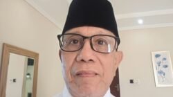 Catatan Hendry Ch Bangun. Menunggu Kabar Baik
