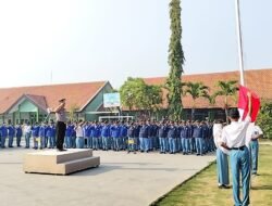 Polisi Sidoarjo Beri Edukasi Pelajar Saat Upacara Senin