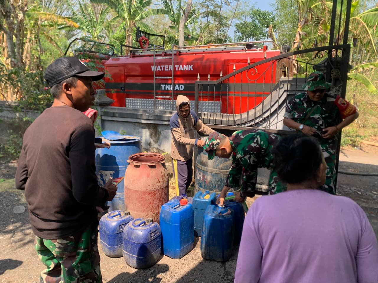 Bentuk kepedulian Kodim 0820/Probolinggo melalui Koramil Jajaran Salurkan Bantuan Air Bersih
