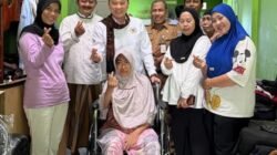 Peduli Bukan Saat Kampanye, Kevin Wu Hadir Salurkan Kursi Roda untuk Warga Jakarta Barat