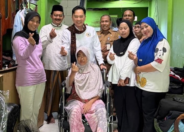 Peduli Bukan Saat Kampanye, Kevin Wu Hadir Salurkan Kursi Roda untuk Warga Jakarta Barat