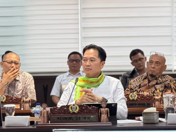 Kevin Wu Bawa Persoalan Lapangan Padel yang Disegel di Kembangan ke Rapat Komisi A DPRD