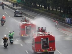 Kodam Jaya Kerahkan 147 Water Tank Bersihkan Debu Vulkanik di Jalan dan Fasilitas Umum