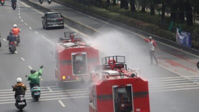Kodam Jaya Kerahkan 147 Water Tank Bersihkan Debu Vulkanik di Jalan dan Fasilitas Umum