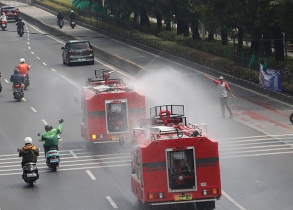 Kodam Jaya Kerahkan 147 Water Tank Bersihkan Debu Vulkanik di Jalan dan Fasilitas Umum