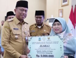 Munjirin Serahkan Penghargaan Majelis Taklim Terbaik, Al Fajar Munjul Cipayung Wakili Jaktim