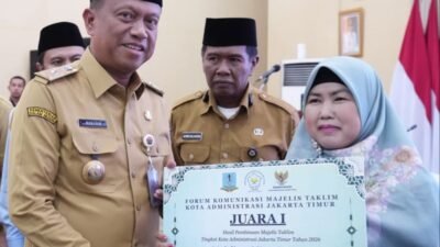 Munjirin Serahkan Penghargaan Majelis Taklim Terbaik, Al Fajar Munjul Cipayung Wakili Jaktim