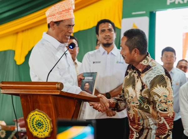 Mentan Amran Sulaiman Puji Petani Sawit Binaan PTPN IV PalmCo di Hadapan Ribuan Mahasiswa UMRI