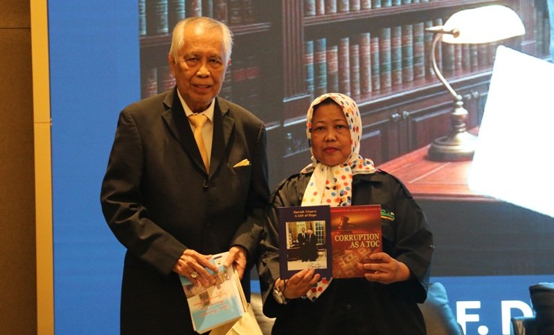 O.C. Kaligis Terima Lifetime Achievement in Law dari Sudut Pandang, Kenang 60 Tahun Pengabdian di Dunia Hukum
