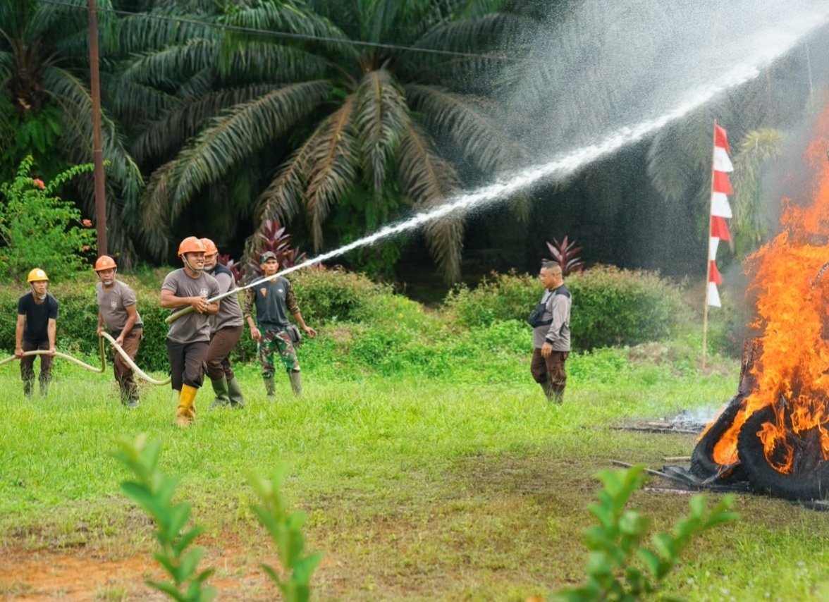 PTPN IV PalmCo Berikan Jaminan Ketenagakerjaan bagi 550 Pekerja Rentan di Kalbar