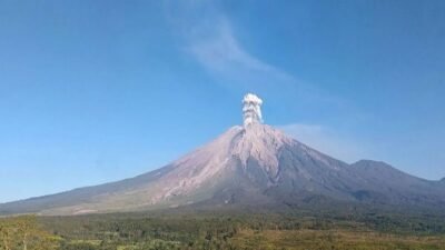 Gunung Semeru di Jawa Timur saat erupsi dengan tinggi letusan mencapai 1.000 meter di atas puncak, pada Senin (14/9/2026). FOTO: HO-PVMBG