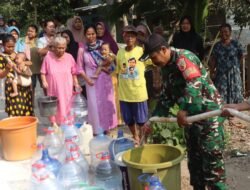 Kodim Kediri Salurkan Bantuan Air Bersih untuk Warga Desa Surat
