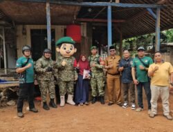 Jumat Berkah Babinsa Bekasi Bagikan Beras ke Warga