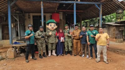 Jumat Berkah Babinsa Bekasi Bagikan Beras ke Warga