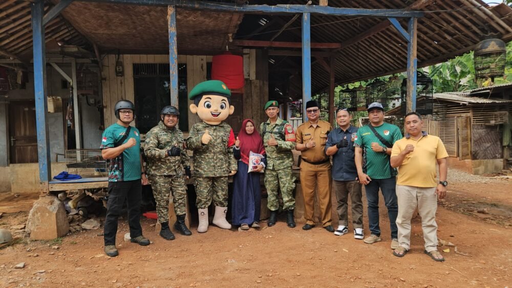 Jumat Berkah Babinsa Bekasi Bagikan Beras ke Warga
