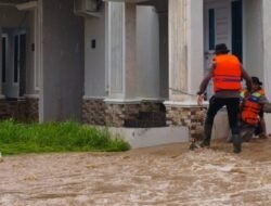 Brimob Polda Sumbar Kerahkan 300 Personel Evakuasi Warga Terdampak Banjir di Padang