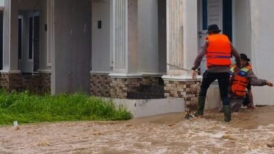 Brimob Polda Sumbar Kerahkan 300 Personel Evakuasi Warga Terdampak Banjir di Padang