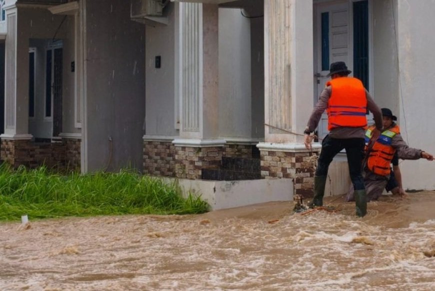 Brimob Polda Sumbar Kerahkan 300 Personel Evakuasi Warga Terdampak Banjir di Padang