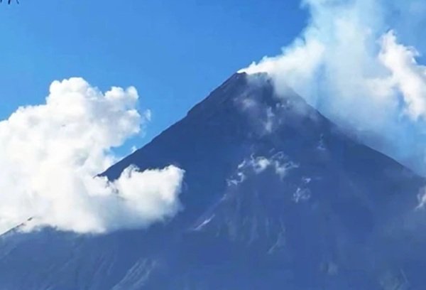 Gunung Mayon Erupsi, Abu Vulkanik Ancam Keselamatan Penerbangan