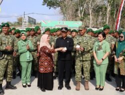 Perkuat Akses Warga, Karya Bakti TNI Bangun Jalan Beton di Desa Manding