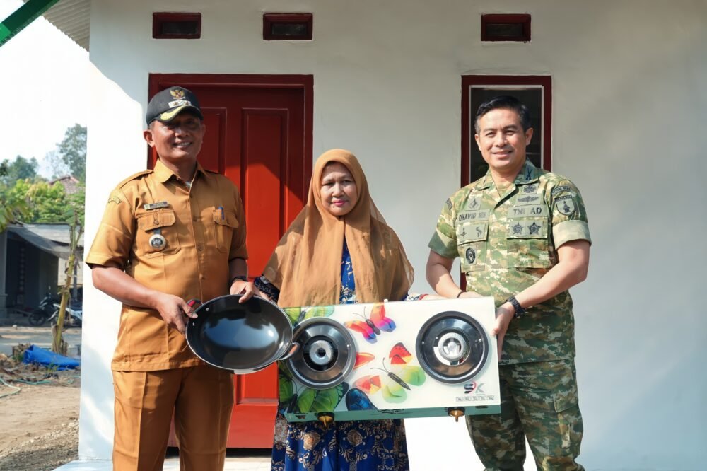Dandim 0809/Kediri Serahkan Rumah Hasil Bedah kepada Warga Brenggolo