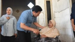 Blusukan ke Jabon, Bupati Subandi Serahkan Empat Kursi Roda dan Pastikan Dua Rumah Warga Direnovasi