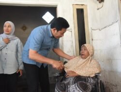 Blusukan ke Jabon, Bupati Subandi Serahkan Empat Kursi Roda dan Pastikan Dua Rumah Warga Direnovasi